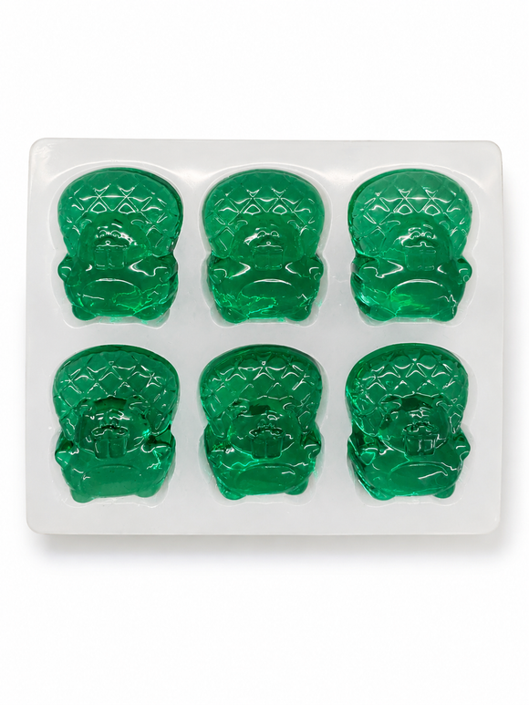 Moules en silicone personnalisés pour gummies - vue du produit, sur fond blanc, avec des gummies vert émeraude, castor, six gummies